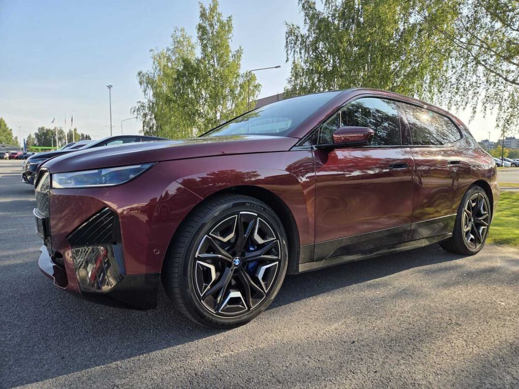 BMW iX 2022 Punainen