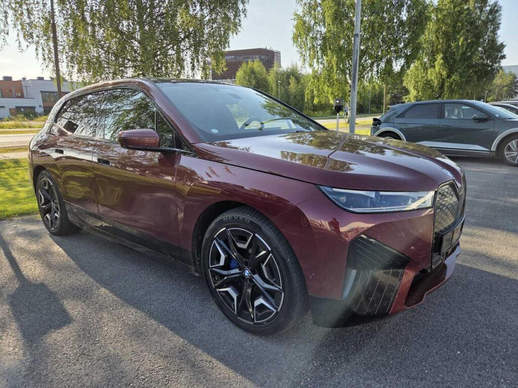 BMW iX 2022 Punainen