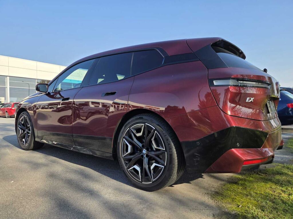 BMW iX 2022 Punainen