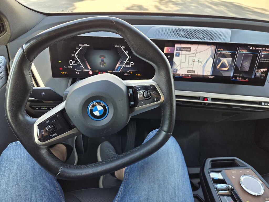 BMW iX 2022 Punainen