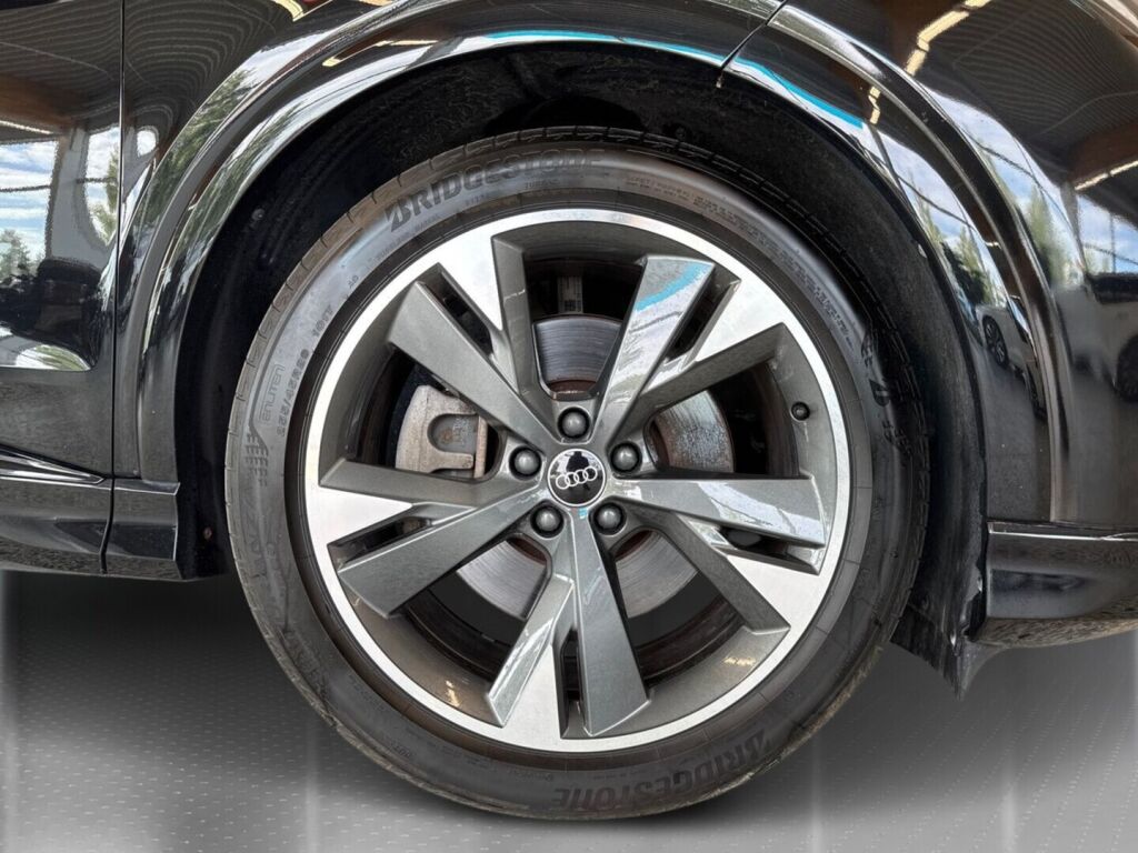 Audi Q4 e-tron 2022 Musta