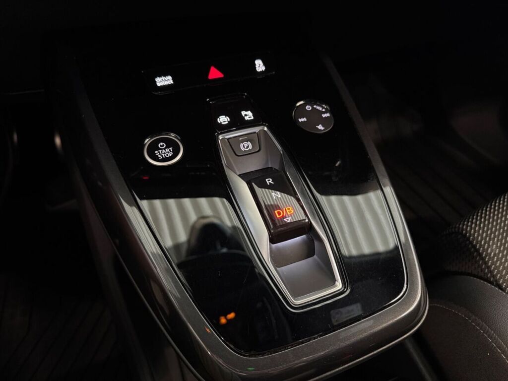 Audi Q4 e-tron 2022 Musta