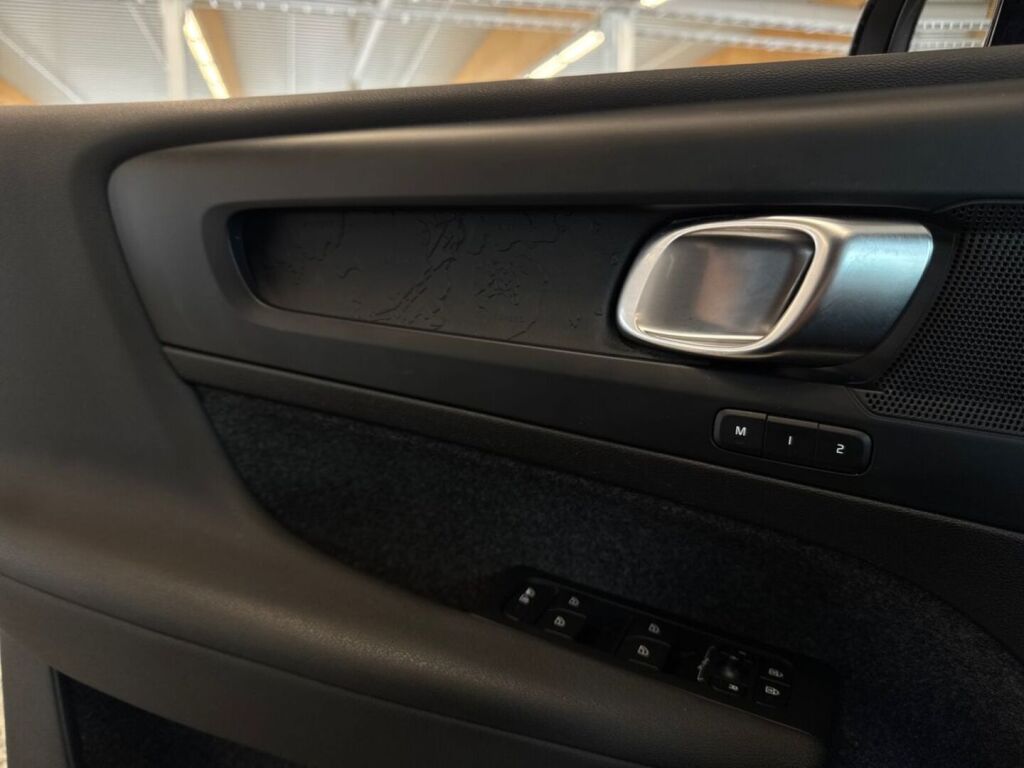 Volvo C40 2023 Musta