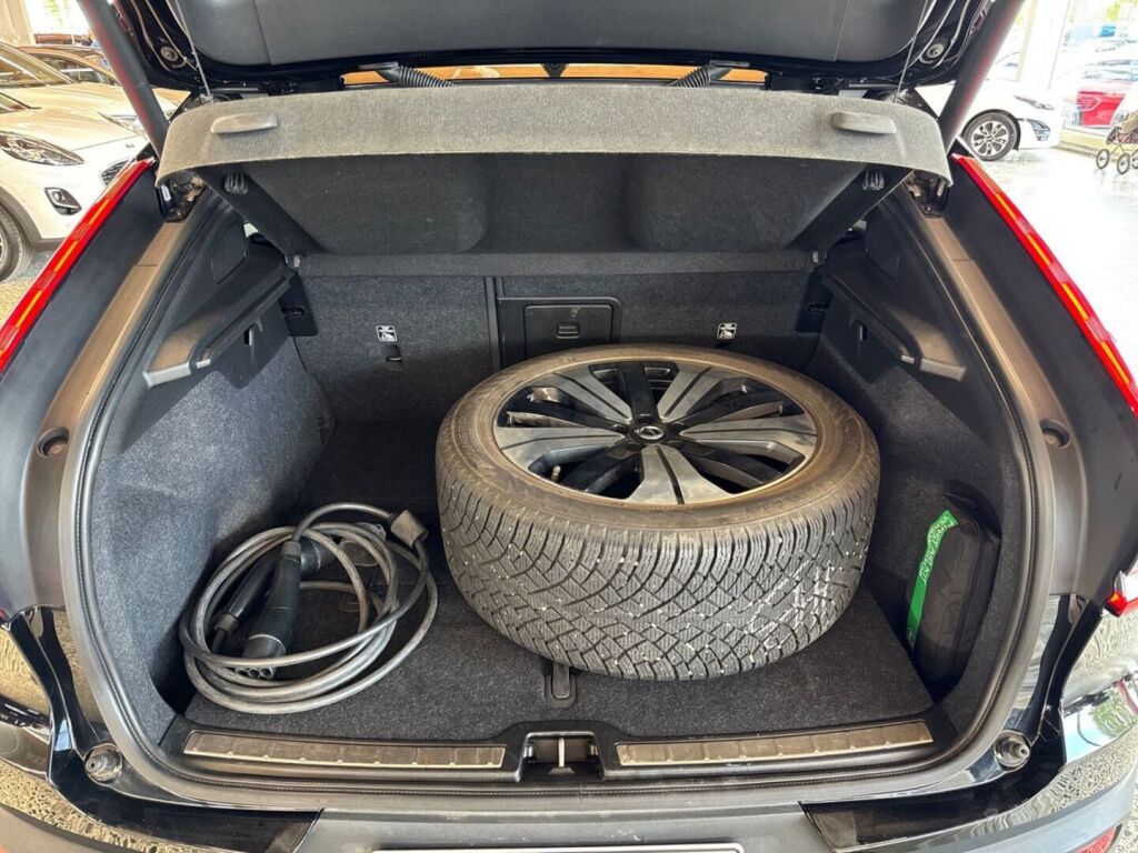 Volvo C40 2023 Musta