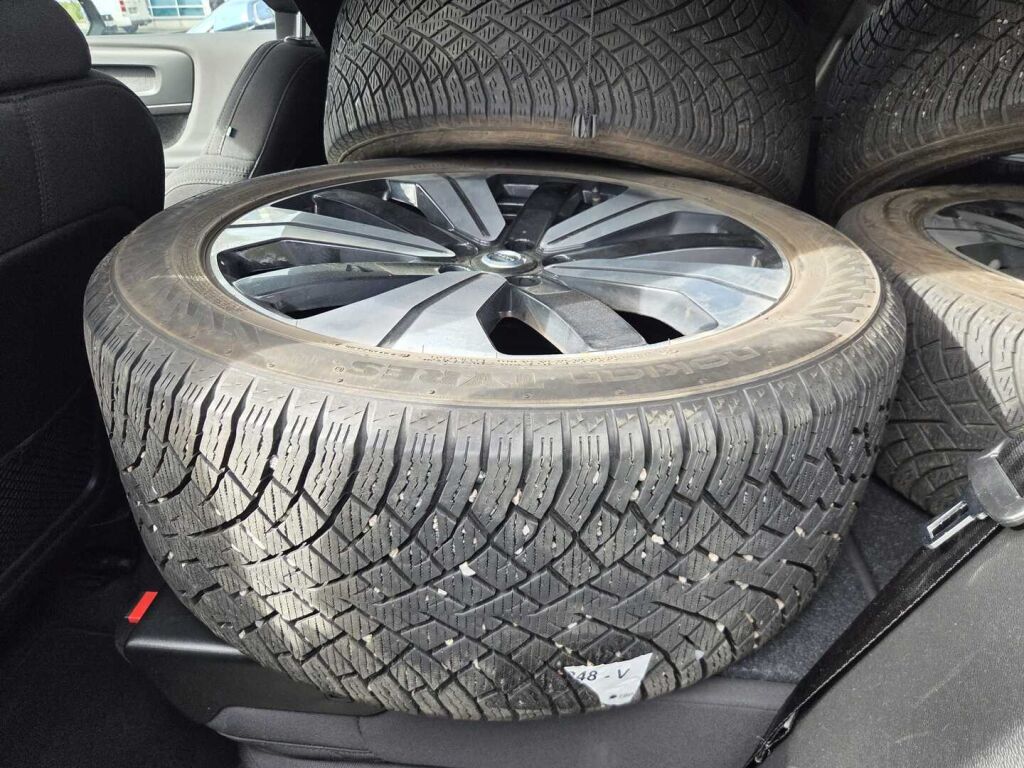 Volvo C40 2023 Musta