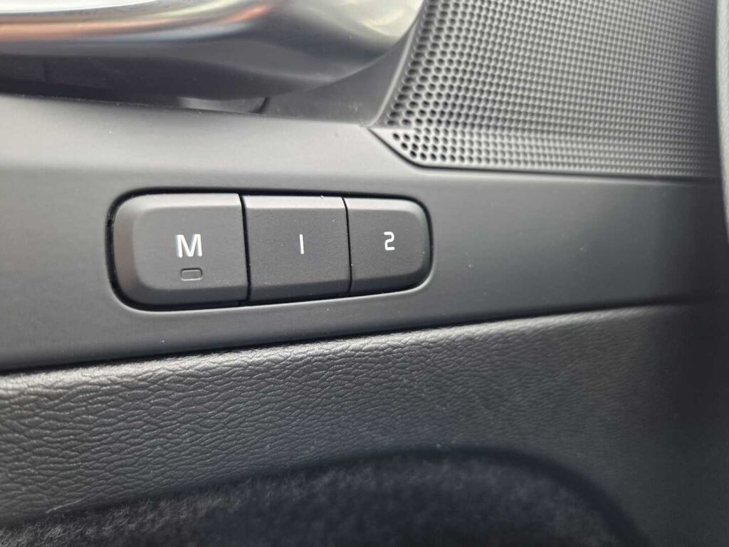 Volvo C40 2023 Musta