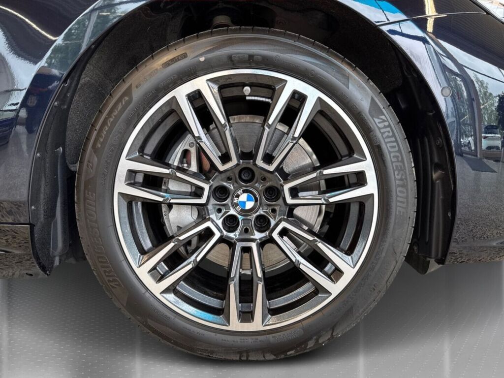 BMW i5 2026 Metallinhohto Musta (CARBONSCHWARZ METALLIC)