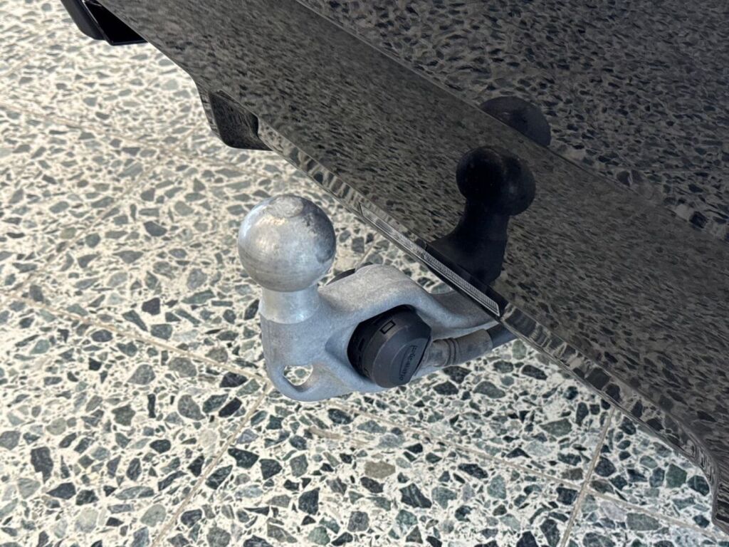 BMW i5 2026 Metallinhohto Musta (CARBONSCHWARZ METALLIC)