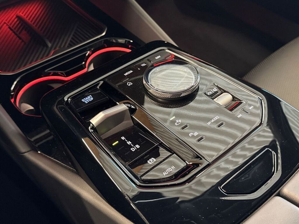 BMW i5 2026 Metallinhohto Musta (CARBONSCHWARZ METALLIC)