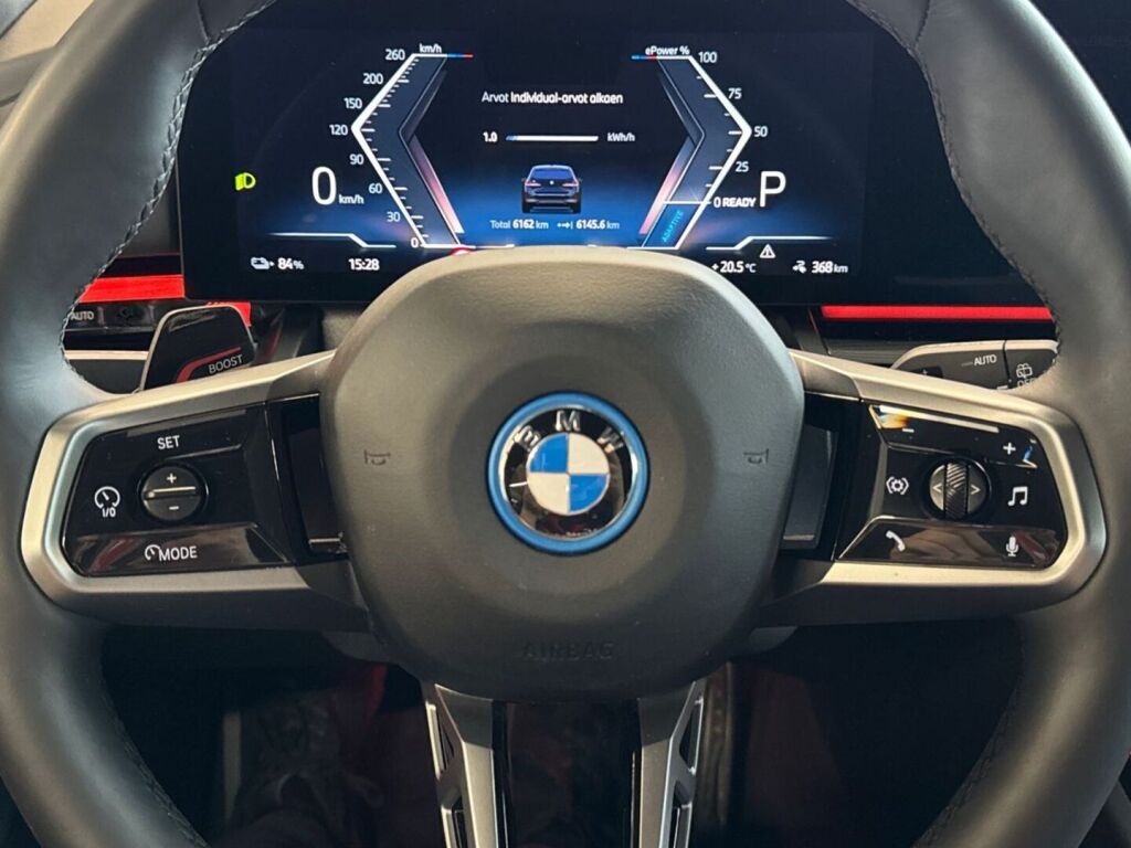 BMW i5 2026 Metallinhohto Musta (CARBONSCHWARZ METALLIC)