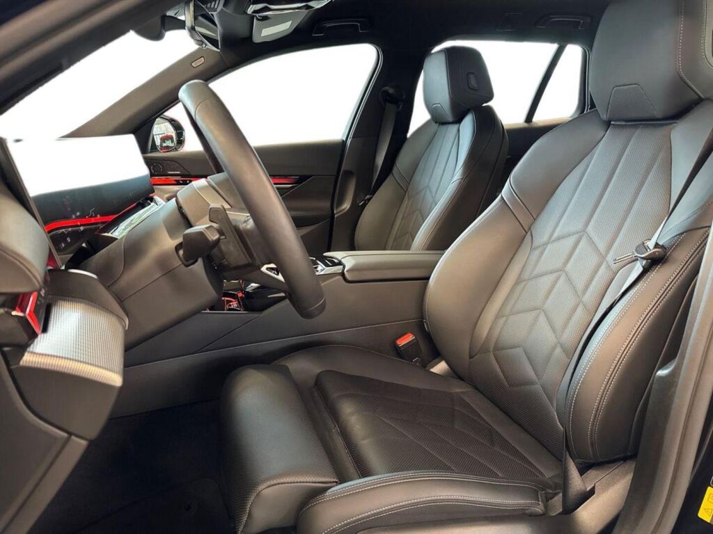BMW i5 2026 Metallinhohto Musta (CARBONSCHWARZ METALLIC)