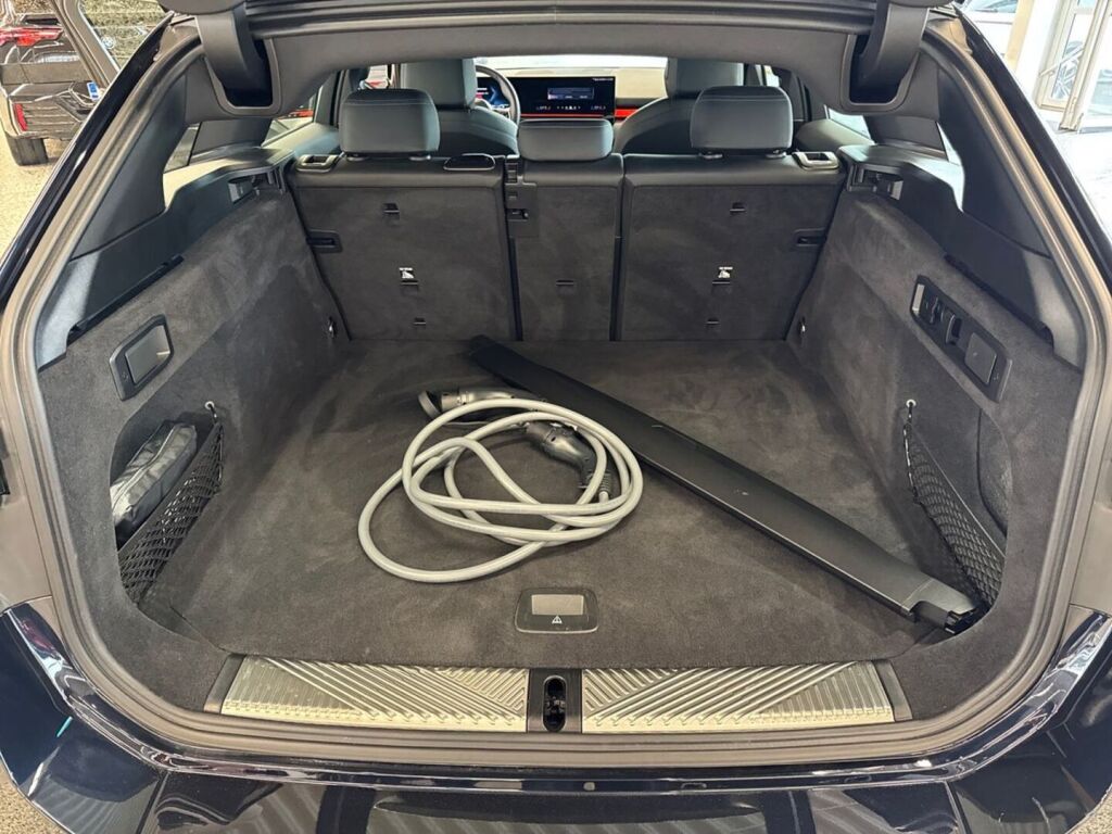 BMW i5 2026 Metallinhohto Musta (CARBONSCHWARZ METALLIC)