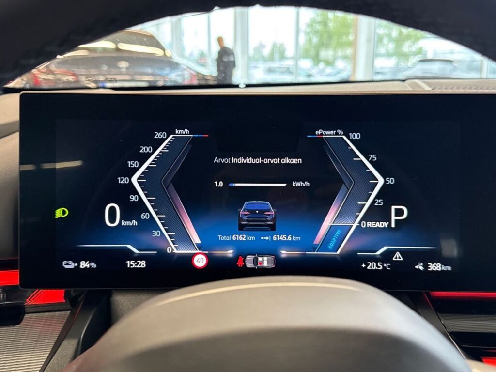 BMW i5 2026 Metallinhohto Musta (CARBONSCHWARZ METALLIC)