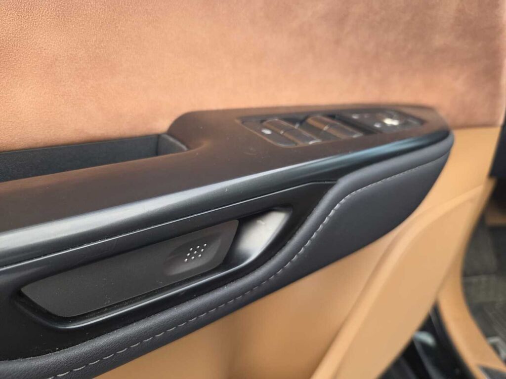 Lexus RZ 2024 Musta (Caviar Metallic)