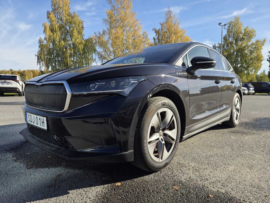 Skoda Enyaq 2023 Musta (Black Magic Pearl Effect)