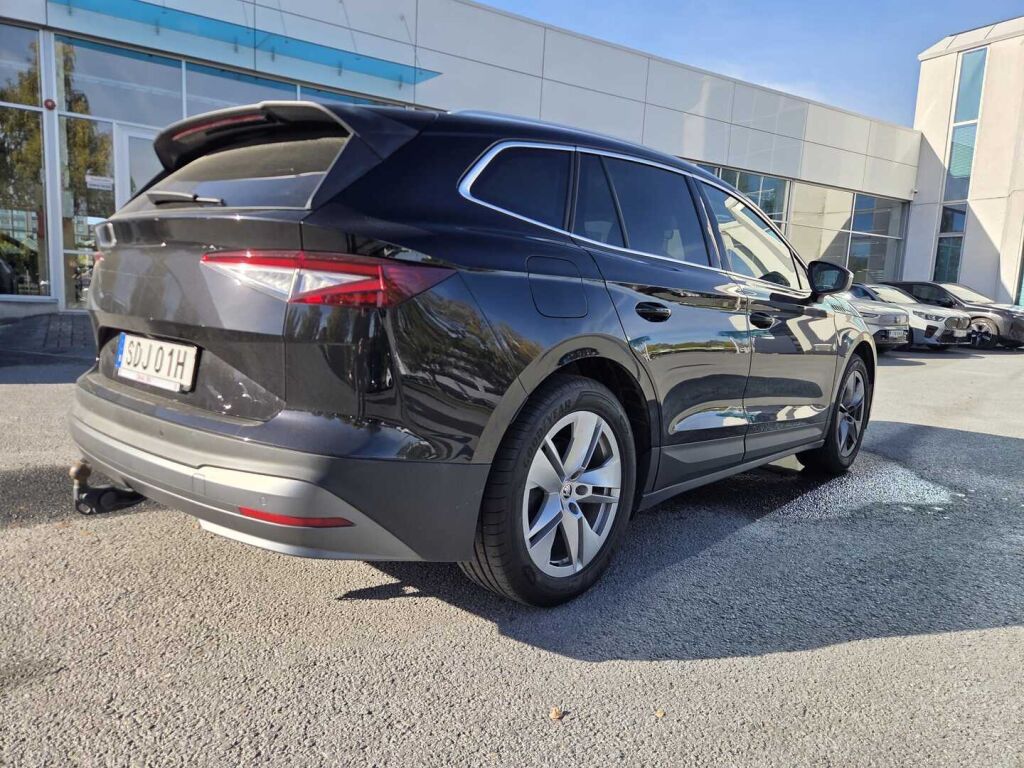 Skoda Enyaq 2023 Musta (Black Magic Pearl Effect)