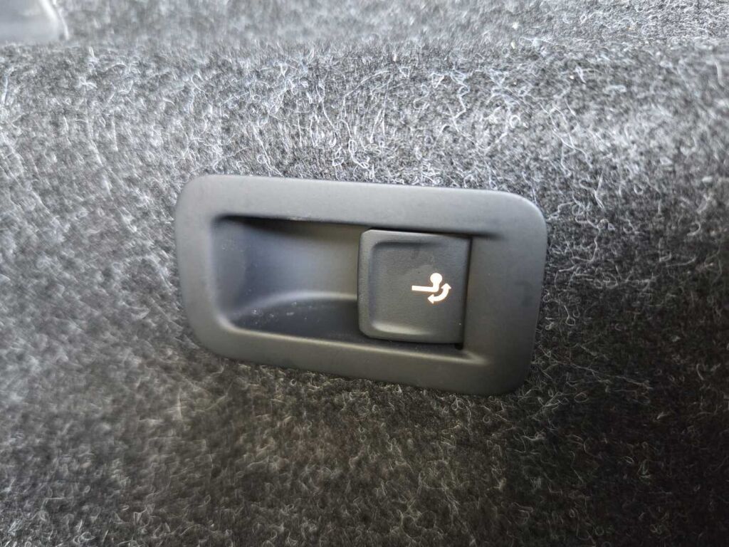 Skoda Enyaq 2023 Musta (Black Magic Pearl Effect)
