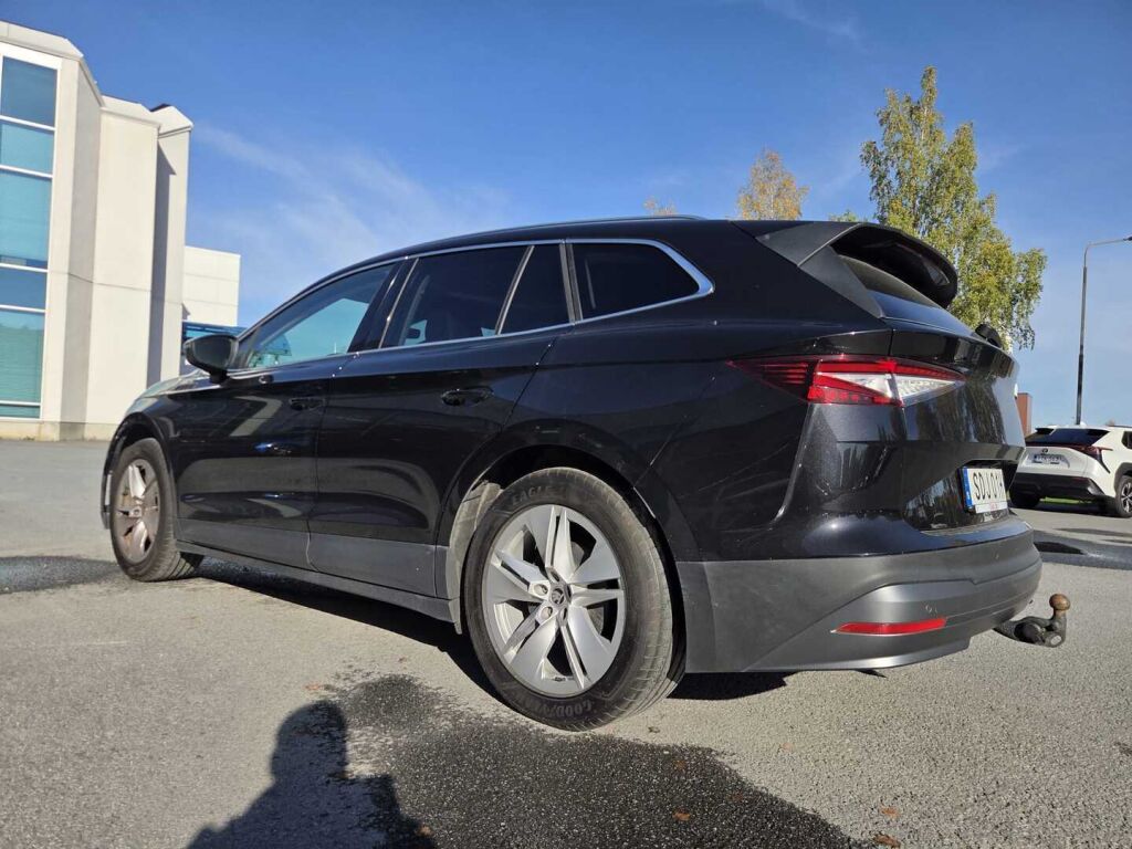 Skoda Enyaq 2023 Musta (Black Magic Pearl Effect)