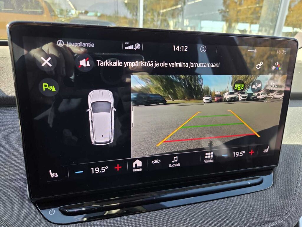 Skoda Enyaq 2023 Musta (Black Magic Pearl Effect)