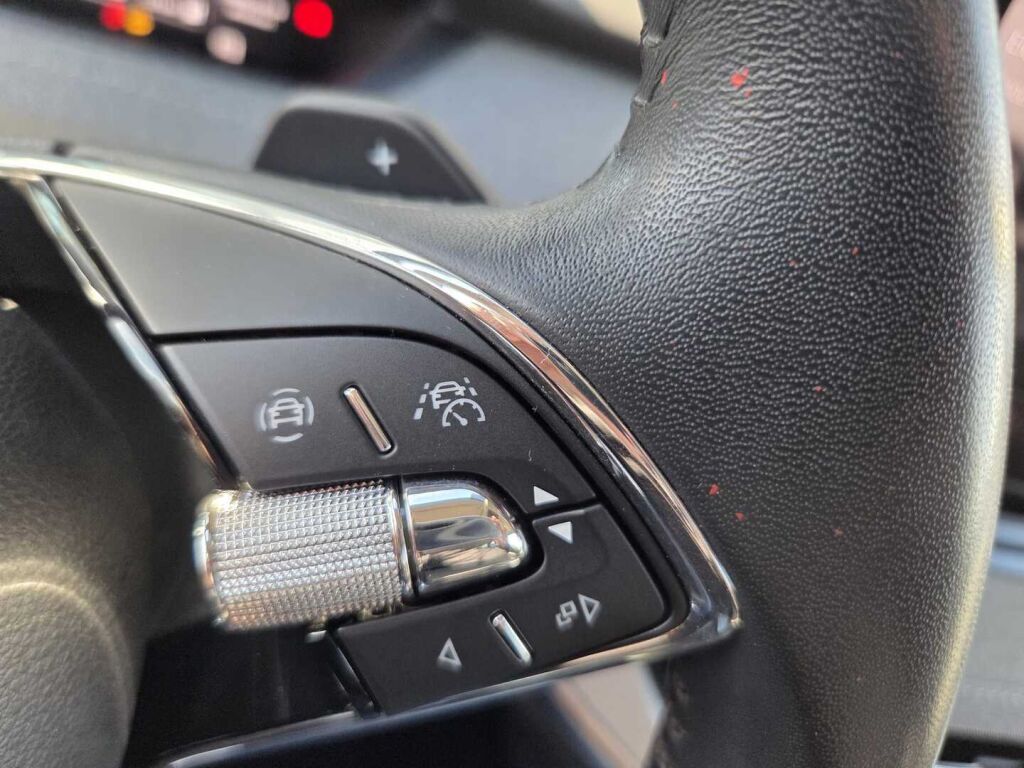 Skoda Enyaq 2023 Musta (Black Magic Pearl Effect)