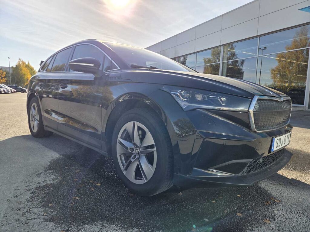 Skoda Enyaq 2023 Musta (Black Magic Pearl Effect)