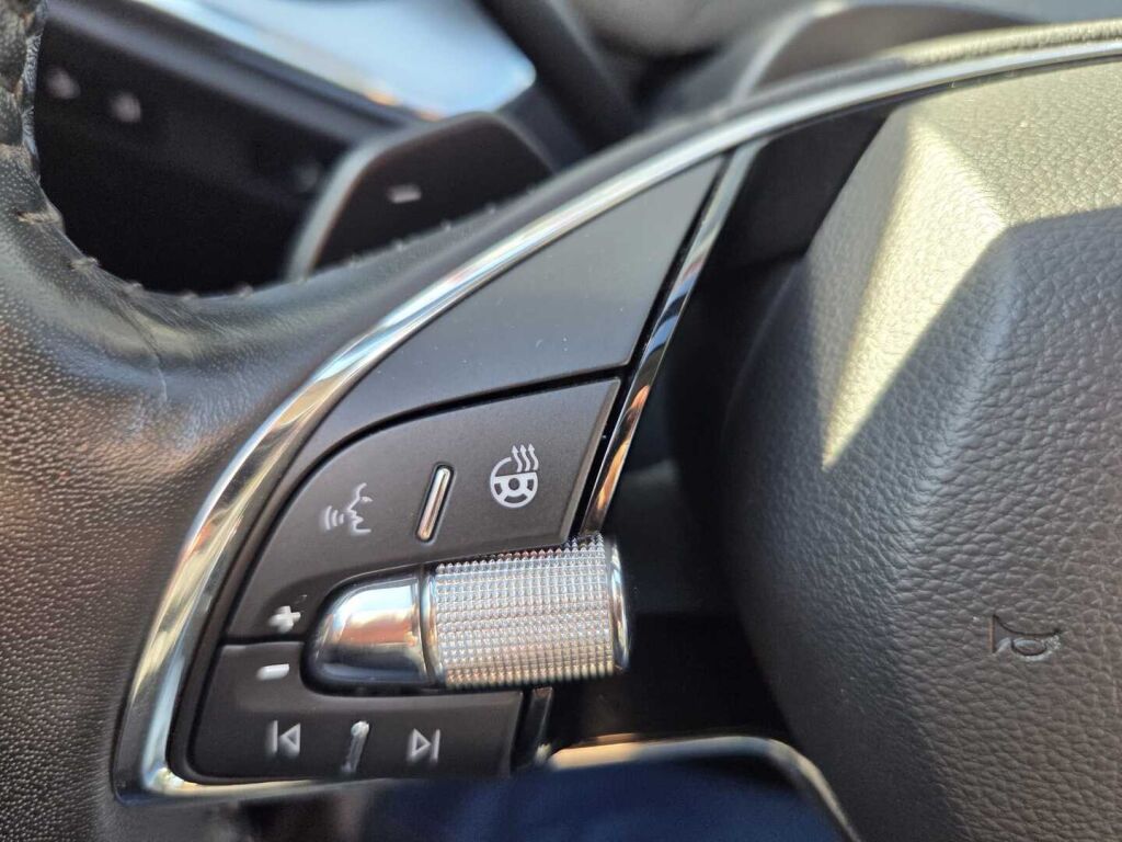 Skoda Enyaq 2023 Musta (Black Magic Pearl Effect)