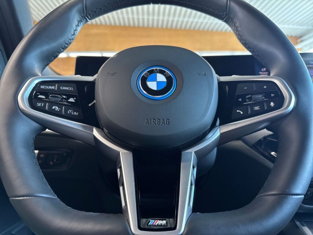 BMW 330 2025 Sininen