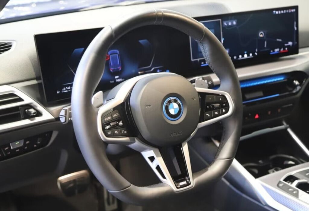 BMW 330 2025 Sininen