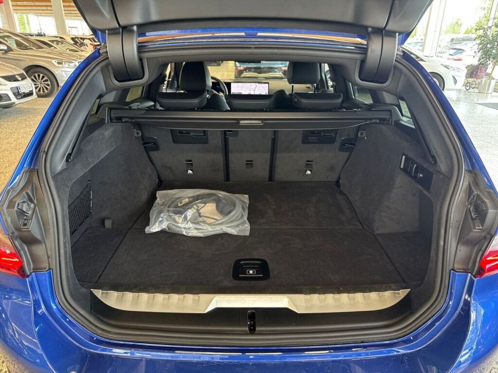 BMW 330 2025 Sininen