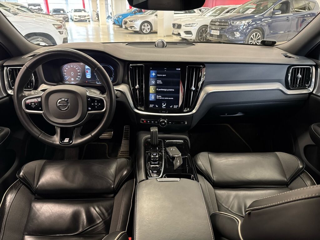 Volvo S60 2020 Musta
