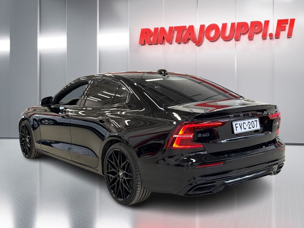 Volvo S60 2020 Musta