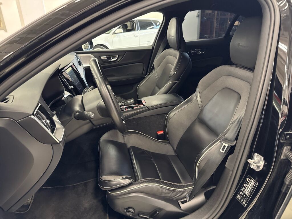 Volvo S60 2020 Musta