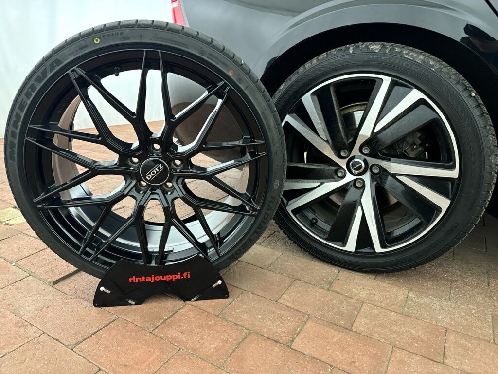 Volvo S60 2020 Musta