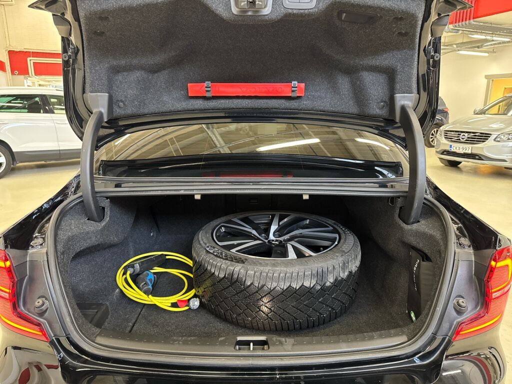 Volvo S60 2020 Musta