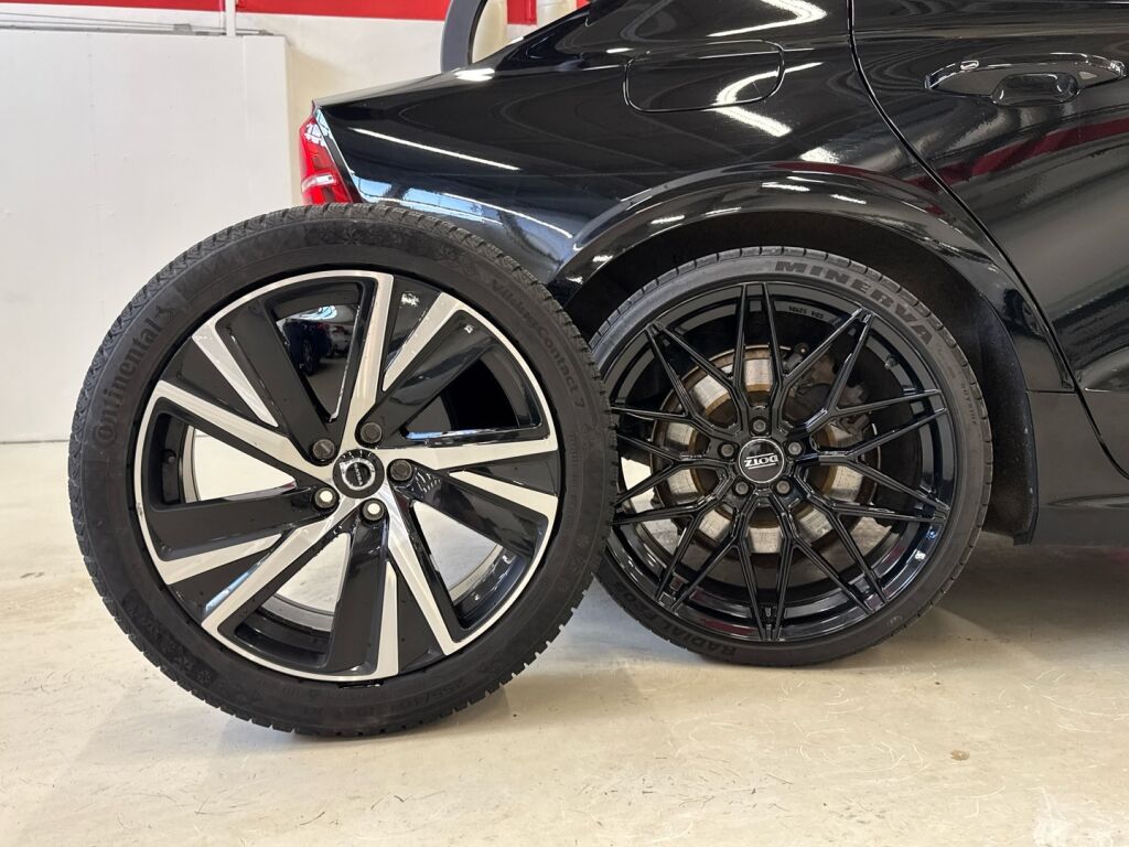 Volvo S60 2020 Musta