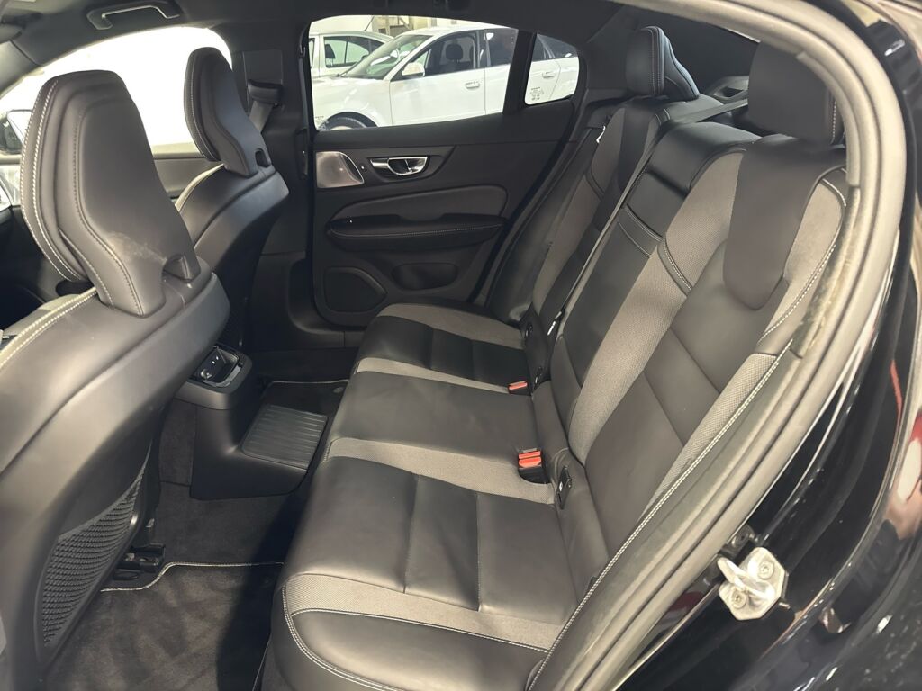 Volvo S60 2020 Musta