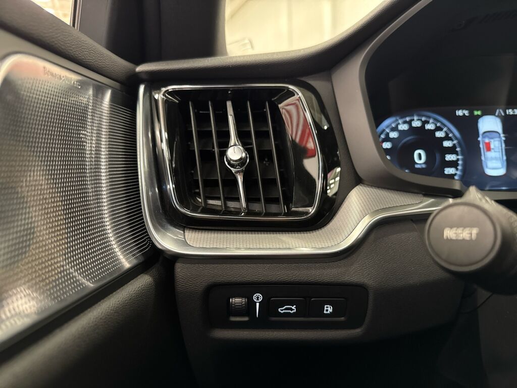 Volvo S60 2020 Musta