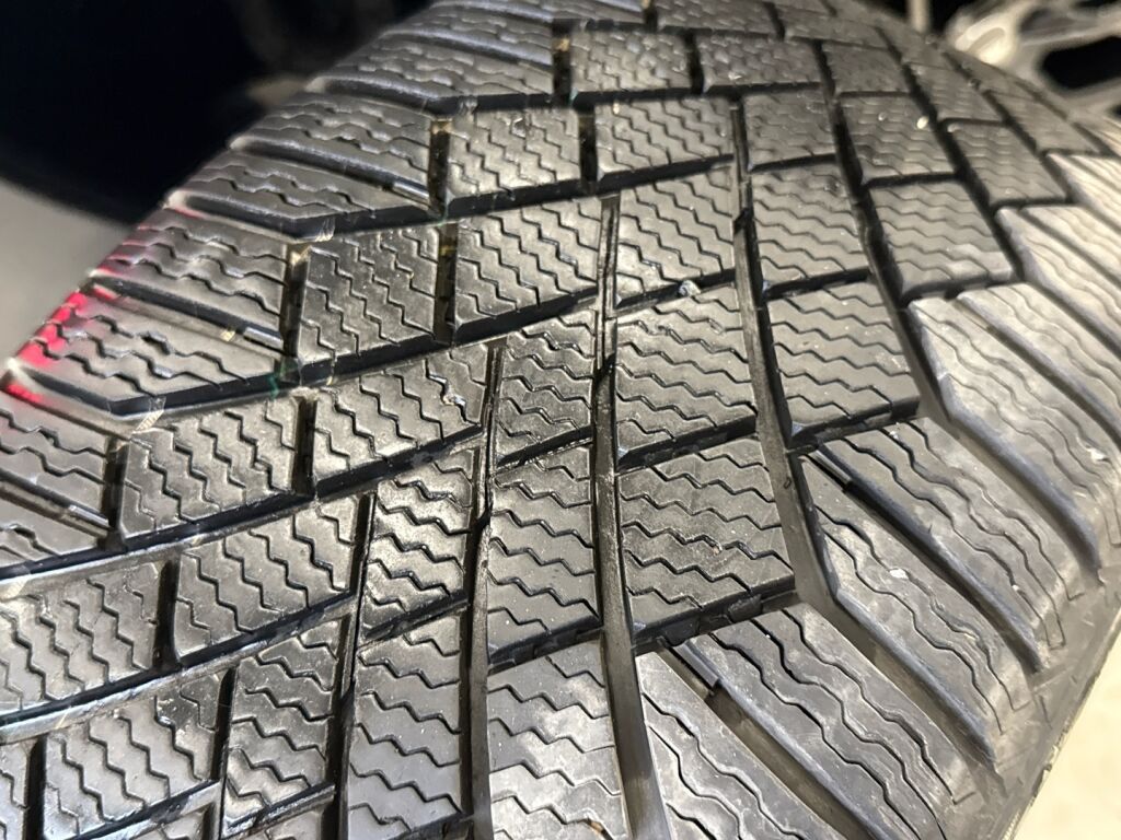 Volvo S60 2020 Musta