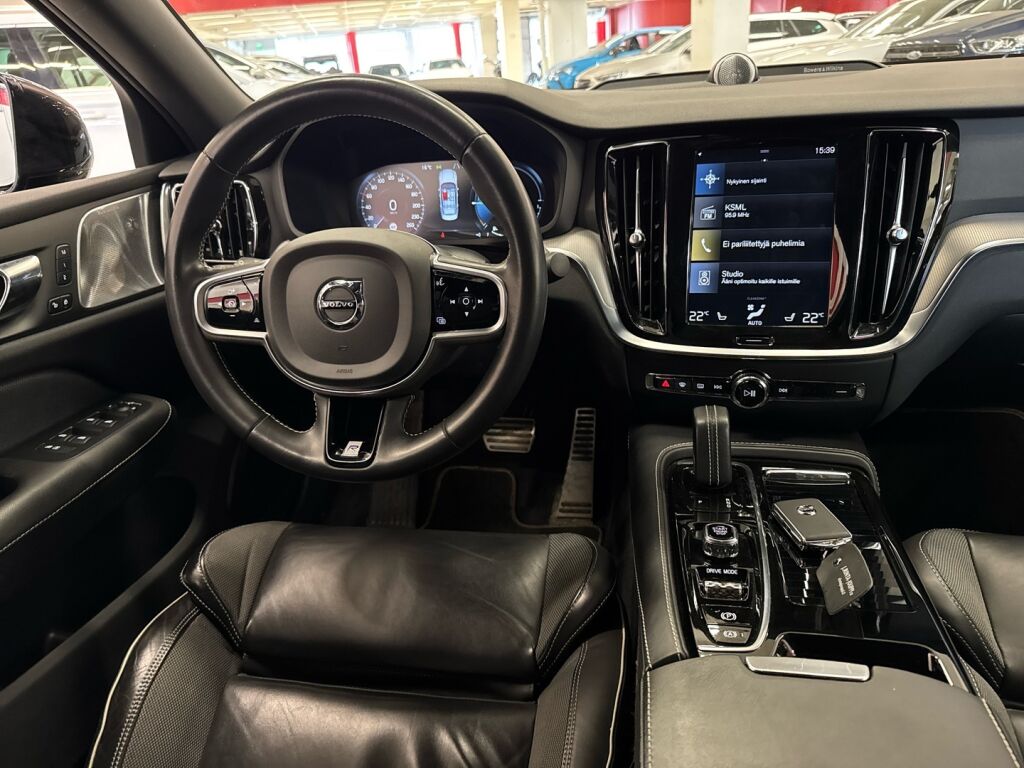 Volvo S60 2020 Musta