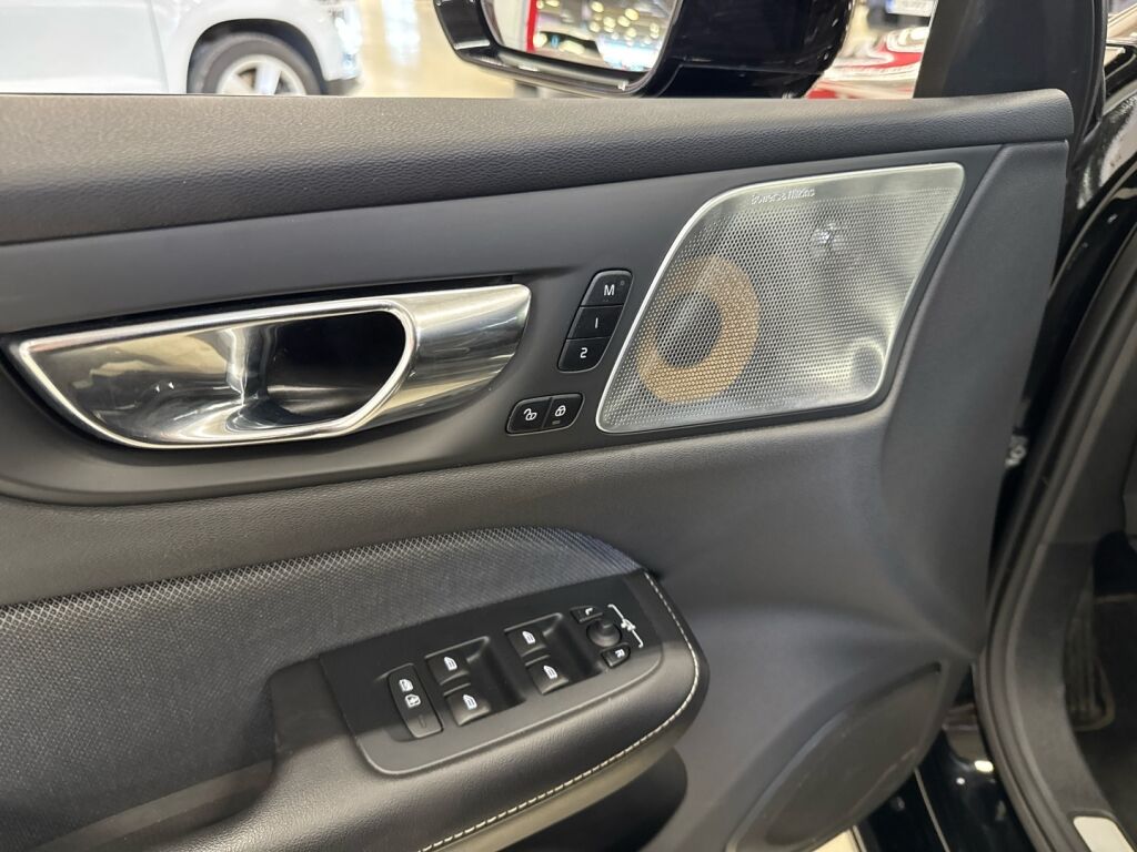 Volvo S60 2020 Musta