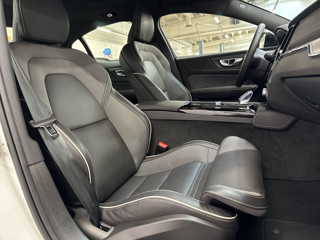 Volvo S60 2024 CRYSTAL WHITE PEARL