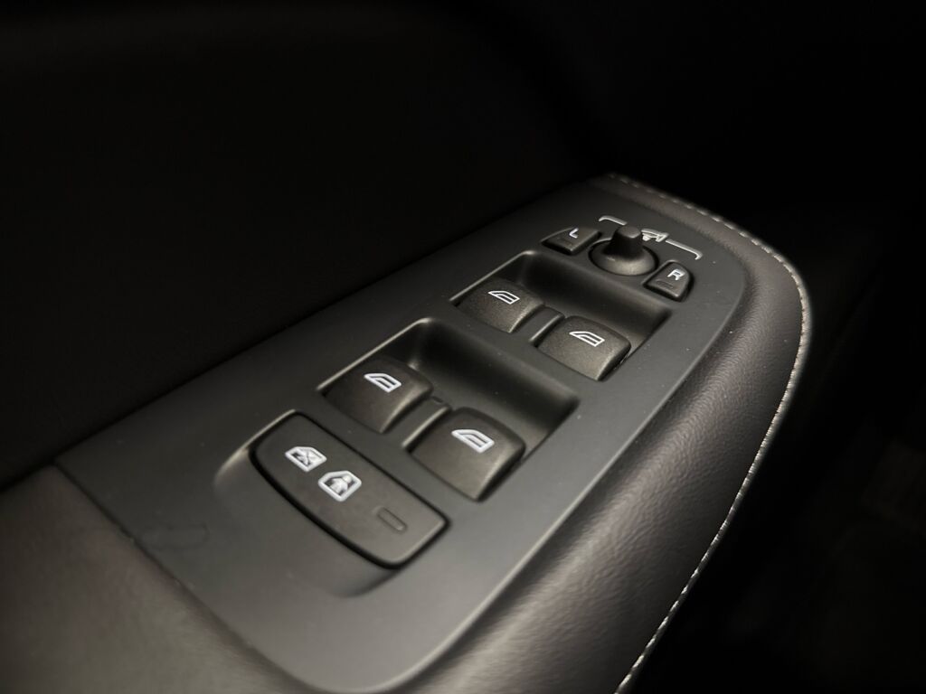 Volvo S60 2024 ONYX BLACK