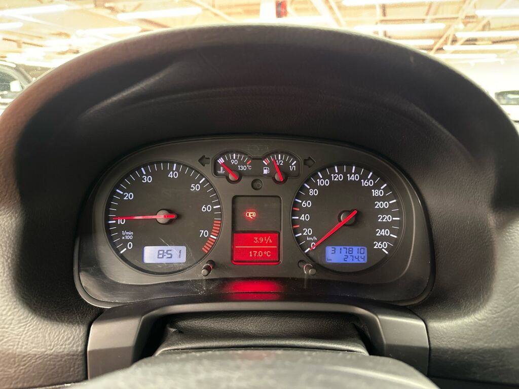 Volkswagen GOLF 2001 Musta