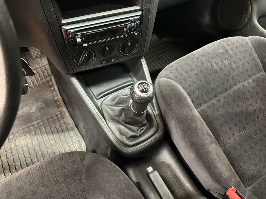 Volkswagen GOLF 2001 Musta