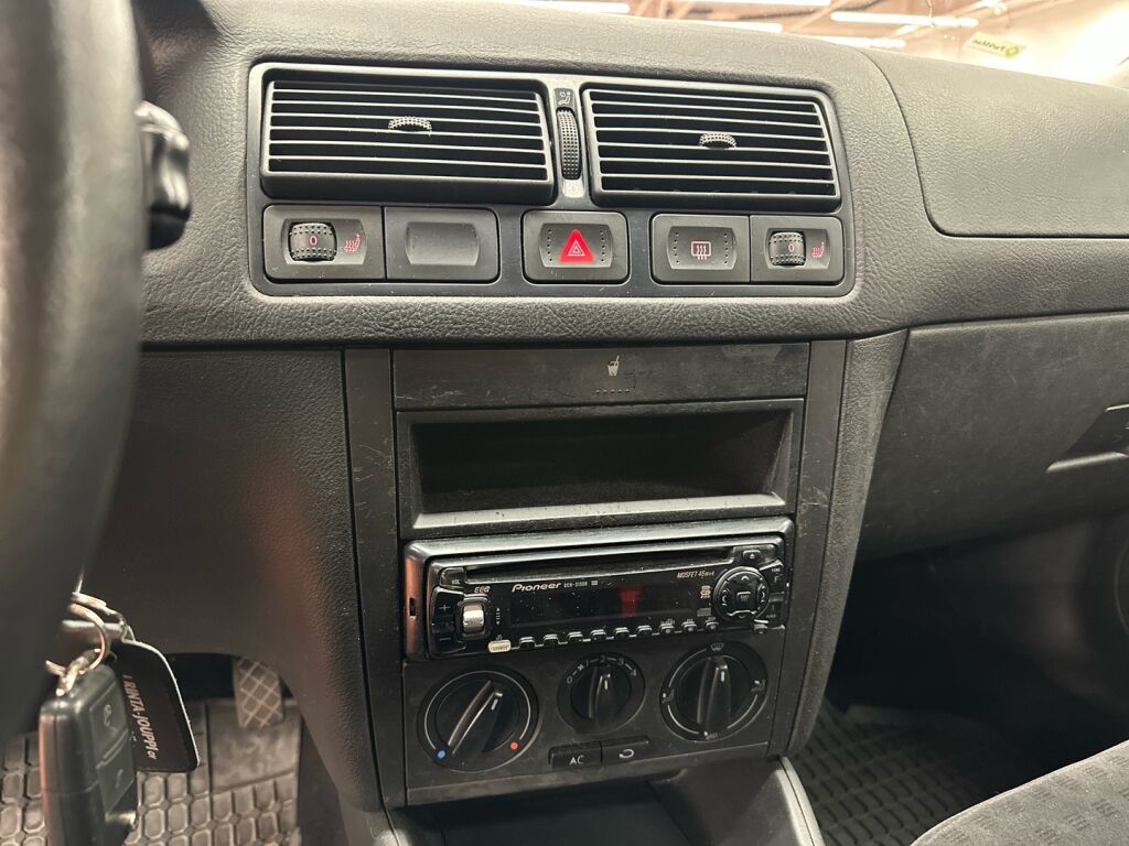 Volkswagen GOLF 2001 Musta