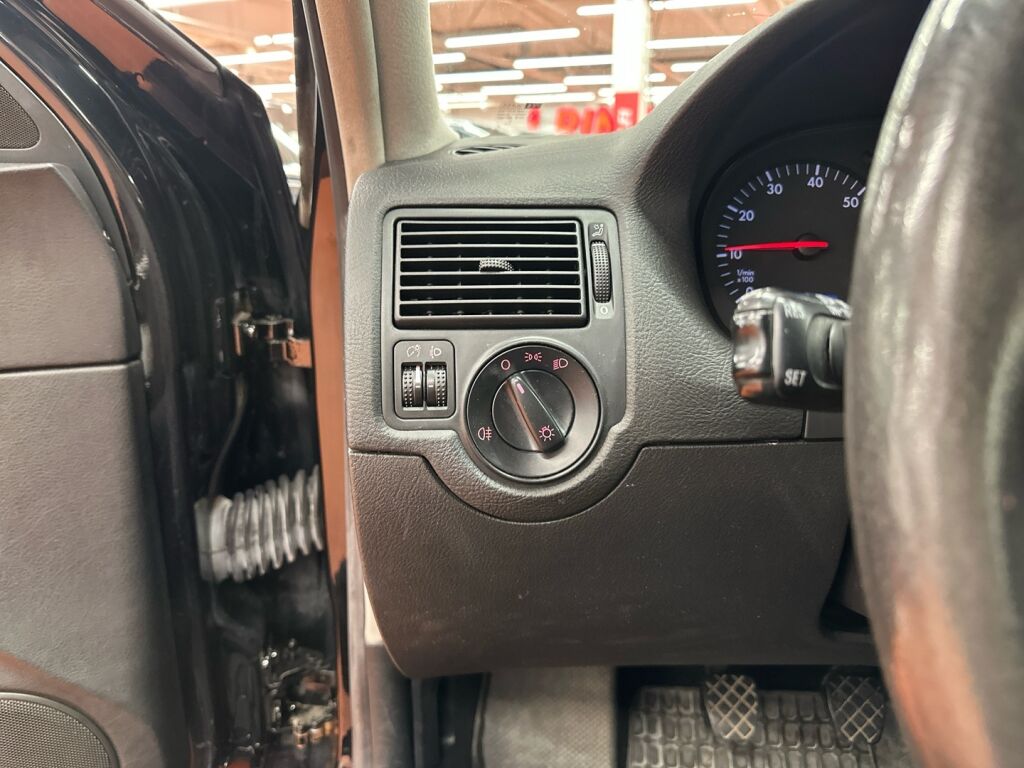 Volkswagen GOLF 2001 Musta