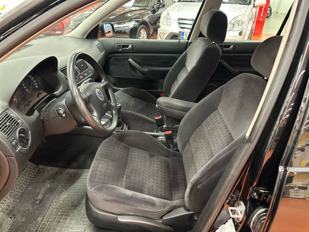 Volkswagen GOLF 2001 Musta