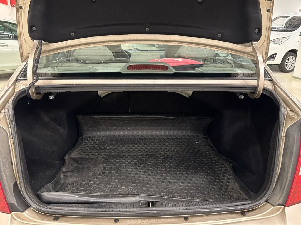 Kia Cerato 2006 Ruskea (beige)