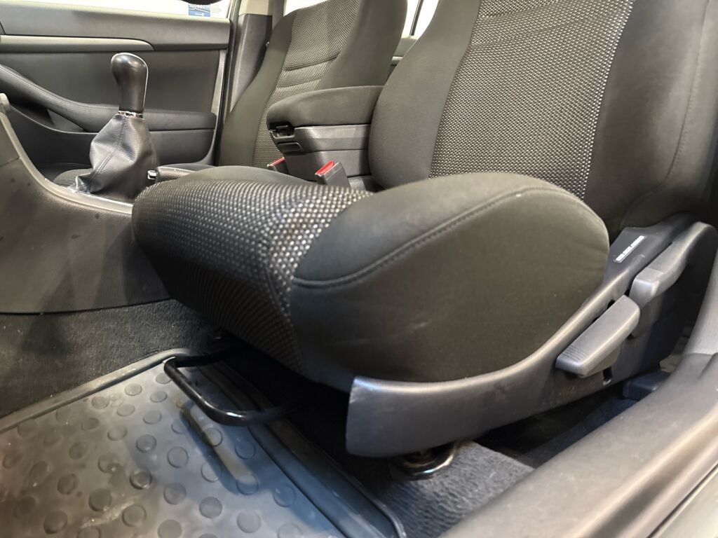 Toyota Avensis 2006 Hopea