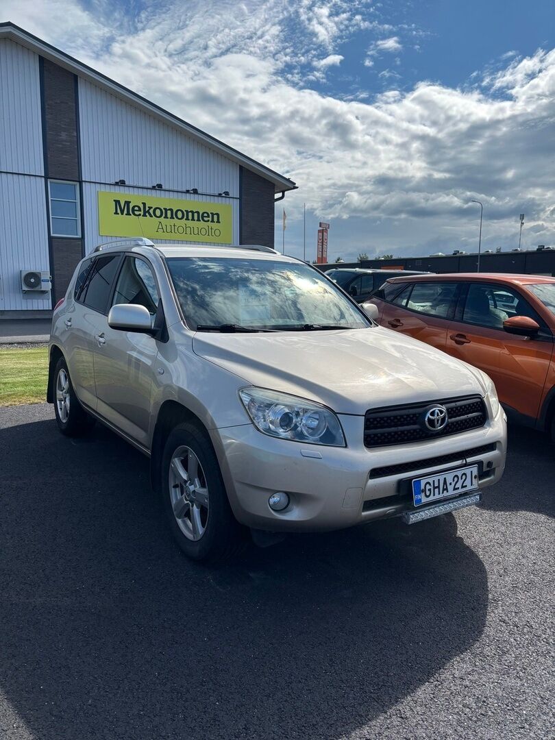 Toyota RAV4 2006 Ruskea (beige)